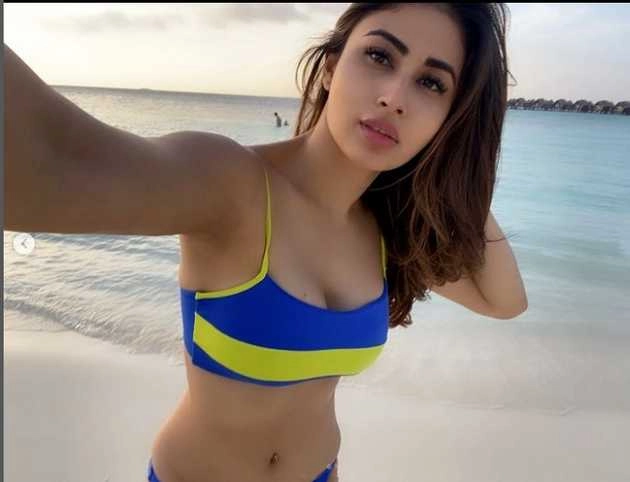 मौनी रॉय की बिकिनी तस्वीरों ने बढ़ाया इंटरनेट का तापमान, मालदीव में एंजॉय कर रहीं वेकेशन | mouni roy hot bikini photos goes viral