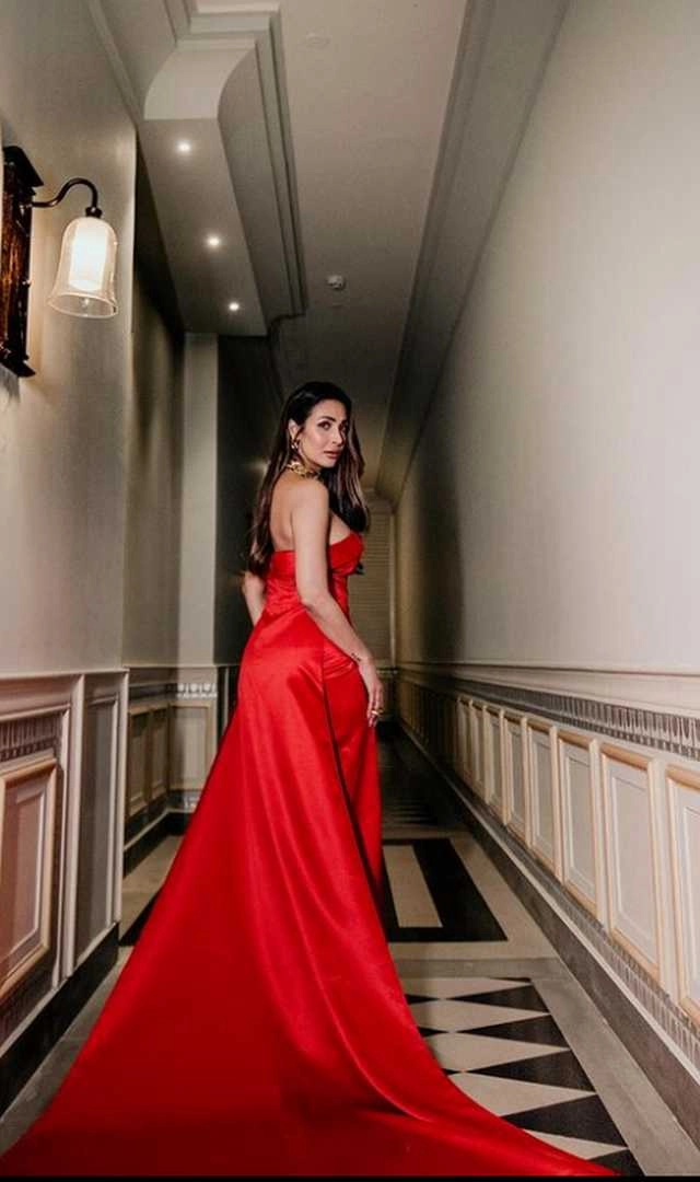 रेड गाउन में मलाइका अरोरा का दिलकश अंदाज, हॉट तस्वीरें वायरल | malaika arora hot photos in red strapless gown