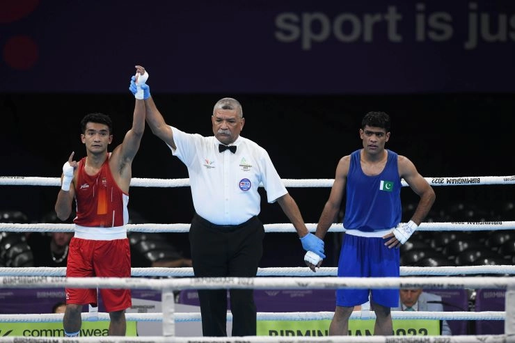 शिवा थापा के सामने पस्त हुआ पाकिस्तान मुक्केबाज, 5-0 से पीटा - Shiva Thapa trounce Pakistani boxer by five is to nil in commonwealth opener