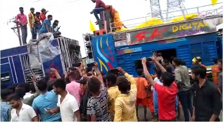 Indore : डीजे पर डांस कर रहे कावड़िए करंट की चपेट में आए, 1 की मौत, कई घायल