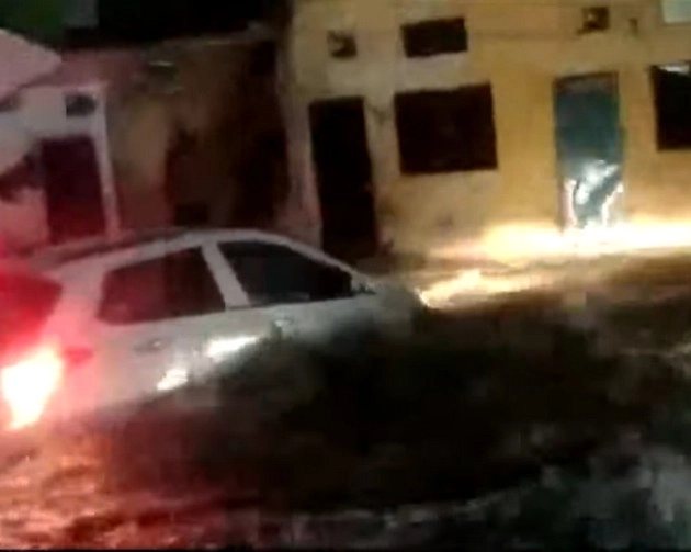 इंदौर में भारी बारिश से हाहाकार, सड़कों पर भरा पानी, तेज बहाव में बहीं कारें (वीडियो)
