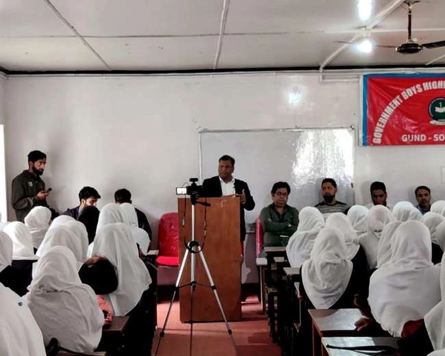 कश्मीरी युवाओं को आय दोगुनी करने वाले स्टार्टअप बिजनेस सिखा रहे हैं इंदौर के स्टार्टअप मैन समीर शर्मा