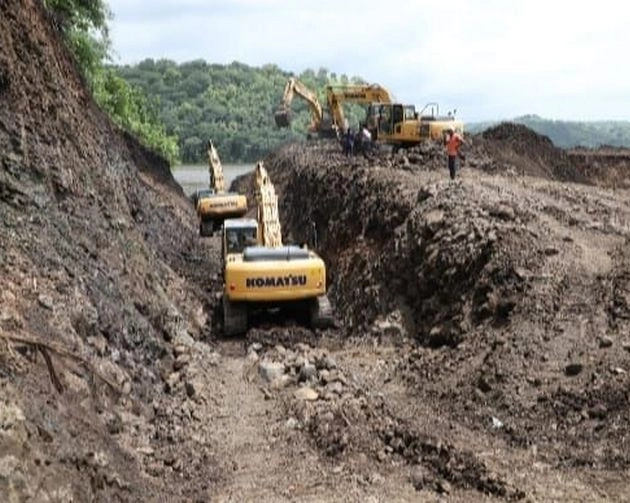 कम हुआ बांध टूटने का खतरा, पानी में बह गए 300 करोड़, जिम्मेदार कौन? - operation to save dam in Dhar