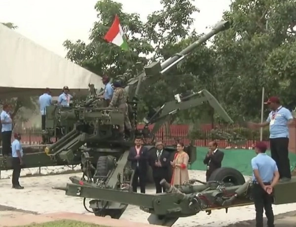 लाल किले से पहली बार स्वदेशी तोप से सलामी - Salute with indigenous cannon for the first time from Red Fort