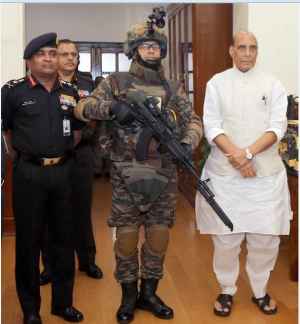 रक्षामंत्री राजनाथ ने सौंपे सेना को आधुनिक साजोसामान, इन्फैंट्री जवान बनेगा ताकतवर - rajnath singh hands over indigenously developed military equipment to indian army