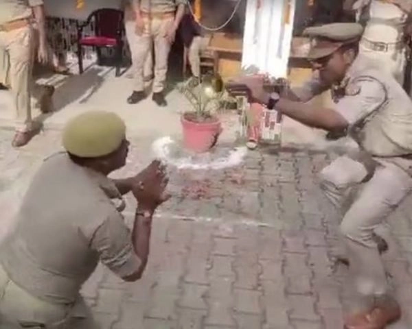 स्वतंत्रता दिवस पर थाने में नागिन डांस, सब इंस्पेक्टर की धुन पर जमकर थिरका सिपाही, वीडियो वायरल - viral video of policemen doing nagin dance