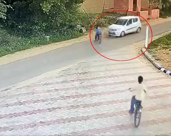 हनुमानगढ़ में तेज रफ्तार कार ने 2 बच्चों को मारी टक्कर, कई फुट दूर जाकर गिरे बच्चे