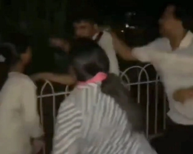 पत्नी ने उतारी BJP नेता की 'आशिकी', बीच सड़क पर चप्पलों से की पिटाई - Wife thrashes BJP leader in Kanpur