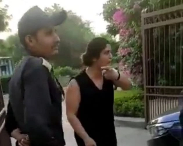 सोशल मीडिया पर वायरल हुआ गालीबाज महिला का वीडियो, पुलिस ने हिरासत में लिया - noida police detained women after video viral