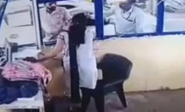 MP Toll Plaza Video : कागजात मांगे तो गाड़ी वाले ने महिला टोल कर्मचारी को जड़ दिया थप्पड़; VIDEO - Video : Motorist Slaps Woman Toll Plaza Employee When Asked to Pay Tax in MPs Rajgarh
