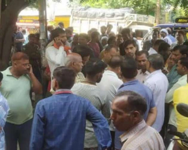 UP : औरैया में रिवॉल्वर से चलीं 3 गोलियां, व्यापारी समेत 3 की मौत