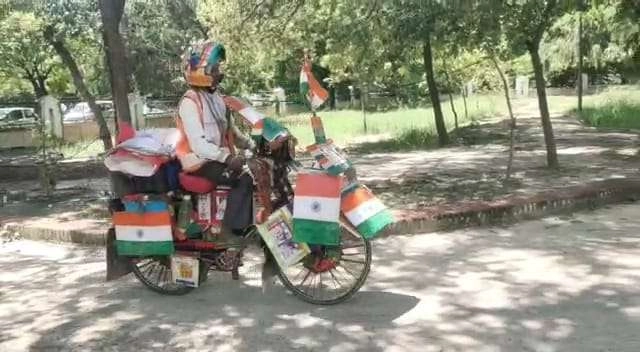 UP: 17 साल से 'साइकल' पर हेलमेट पहनकर लोगों को जागरूक कर रहे 'हेलमेट बाबा'