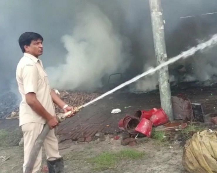 मेरठ में पटाखा फैक्टरी में भीषण आग, एक मजदूर की मौत, कई कर्मचारियों ने इस तरह बचाई जान... - Massive fire in cracker factory in Meerut, one worker died