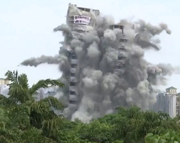 Twin Towers Demolition : टि्वन टावर ध्वस्त होने के बाद नोएडा में सफाई अभियान जोरों पर