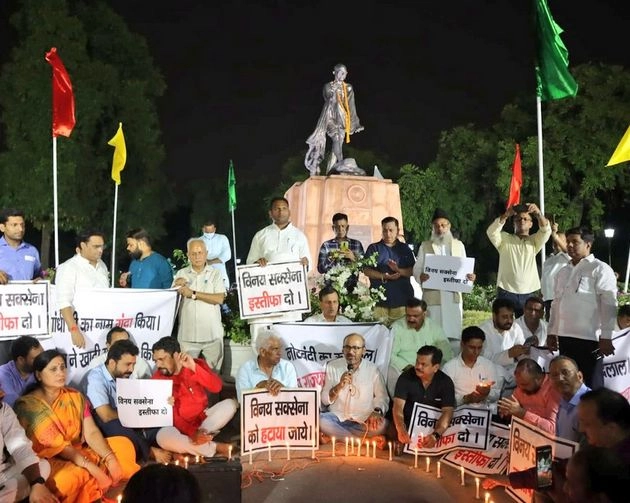 दिल्ली विधानसभा में भ्रष्‍टाचार पर जंग, आप और भाजपा विधायकों ने किया रातभर प्रदर्शन
