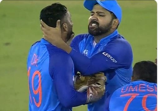 पहले टी-20 में जिस दिनेश कार्तिक की रोहित शर्मा ने पकड़ी थी गर्दन उसी को लगाया गले - Rohit Sharma hugged Dinesh Karthik after two blows for victory