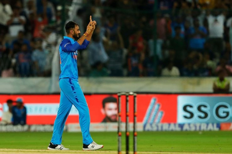 हार के जीतने वाले को अक्षर कहते हैं, किफायती गेंदबाजी के बाद 31 गेंदो में जड़े 65 रन - Axar Patel shines with the all-round performance in a losing cause