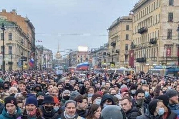 लामबंदी का हो रहा है प्रबल विरोध, रूस छोड़कर भाग रहे हैं लोग - Russia faces brain drain as thousands flee abroad
