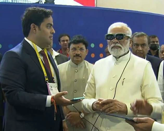 IMC में प्रधानमंत्री ने किया 5G का शुभारंभ, जियो-ग्लास पहन पीएम ने लिया वर्चुअल रियलिटी का जायजा - PM launches 5G at IMC
