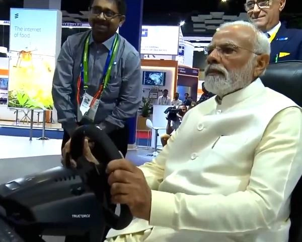 करिश्मा! दिल्ली में बैठकर पीएम मोदी ने स्वीडन में चलाई कार - Miracle! Sitting in Delhi, PM Modi drives a car in Sweden