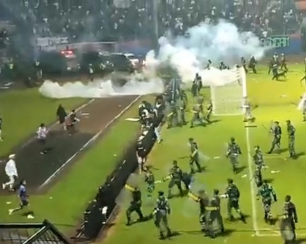 Indonesia:  इंडोनेशियामध्ये फुटबॉल सामन्यादरम्यान प्रचंड हिंसाचारानंतर चेंगराचेंगरी, 129 जण ठार, अनेक जखमी