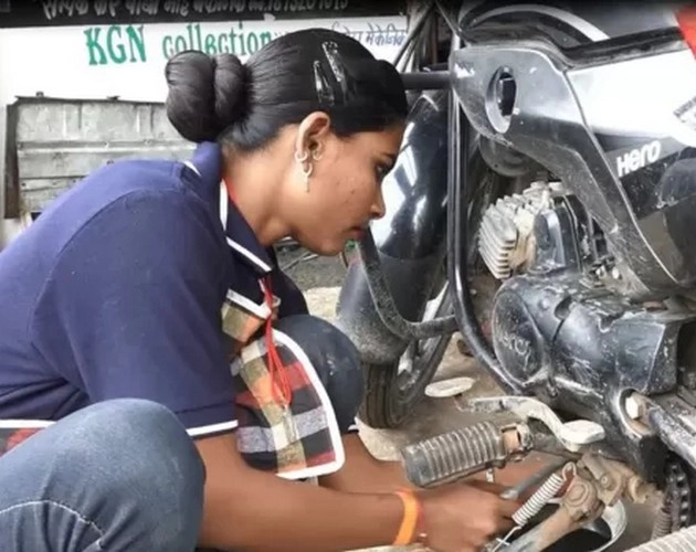 मध्य प्रदेश की ये आदिवासी लड़कियां बाइक मैकेनिक क्यों बन रही हैं