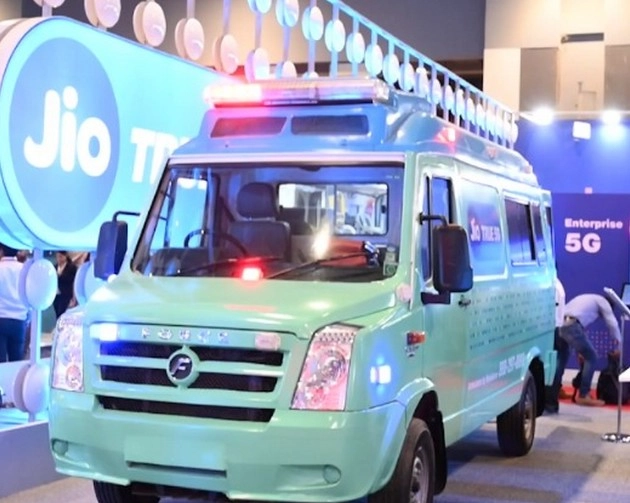 रिलायंस जियो ने पेश की 5जी कनेक्टेड एंबुलेंस, जानिए किस कदर बदल जाएगी मेडिकल इंडस्ट्री? - Reliance Jio introduces 5G connected ambulance