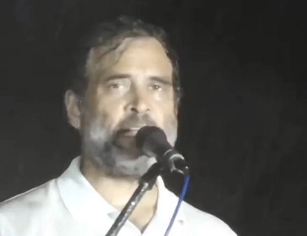 Bharat Jodo Yatra : राहुल गांधी ने तेज बारिश के बीच की जनसभा, भीगते हुए दिया भाषण, वायरल हुआ वीडियो - Rahul Gandhi Bharat Jodo Yatra