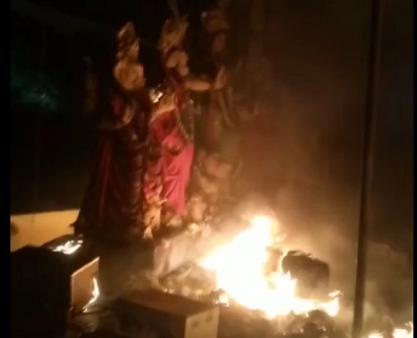 भदोही में दुर्गा पूजा पंडाल में लगी आग, 40 से ज्यादा लोग झुलसे - bhadohi more than 42 scorched due to fire in durga puja pandal in bhadohi