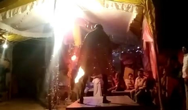 फतेहपुर : पूंछ में आग लगने के 1 मिनट बाद हनुमान का किरदार निभा रहे बुजुर्ग को आया हार्टअटैक, मौत - minute after fire fatehpur hanuman suffered heart attack died before lanka combustion video viral