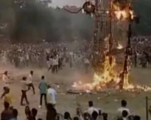 हरियाणा में बड़ा हादसा, लोगों पर गिरा जलता हुआ 'रावण', कई झुलसे