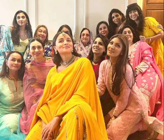 आलिया भट्ट की हुई गोद भराई, येलो कलर के सूट में बेहद खूबसूरत दिखीं एक्ट्रेस | alia bhatt baby shower photos goes viral