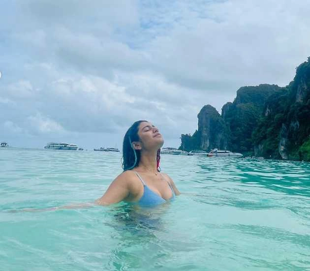 'विंक गर्ल' प्रिया प्रकाश वारियर का बोल्ड बिकिनी अवतार | wink girl priya prakash varrier bold bikini photos goes viral