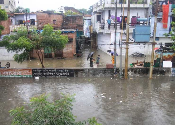 यूपी में जाता मानसून कर रहा परेशान, 16 जिलों के 650 से अधिक गांव बाढ़ से प्रभावित - Monsoon going to UP is disturbing