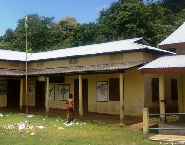 स्कूलों के 'विलय' पर असम में बढ़ता विवाद - why assams policy of merging schools has many critics