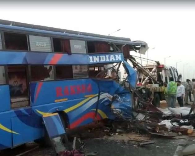 वडोदरा के पास एक बस से टकराया ट्रेलर, 6 लोगों की मौत व 15 घायल - Trailer collided with a bus near Vadodara
