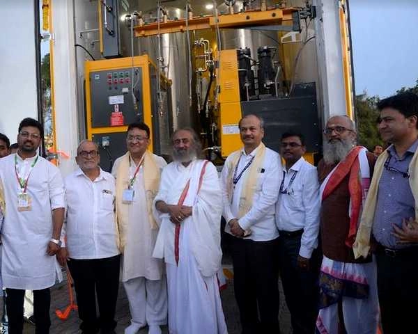 श्रीश्री रविशंकर ने भारत के पहले आईओटी सक्षम मोबाइल मेडिकल ऑक्सीजन प्लांट का किया उद्घाटन - Sri Sri Ravi Shankar inaugurates Mobile Medical Oxygen Plant