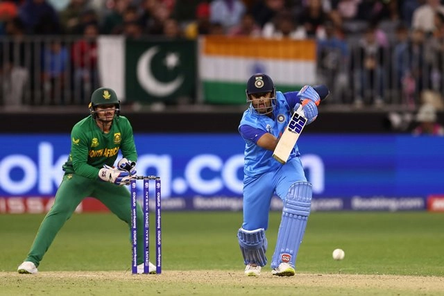 फ्लॉप भारतीय बल्लेबाजी के बीच पर्थ में चमका सूर्या, 40 गेंदो में जड़े 68 रन - Surykumar Yadav again comes to rescue for India with attack is the best defence tactics