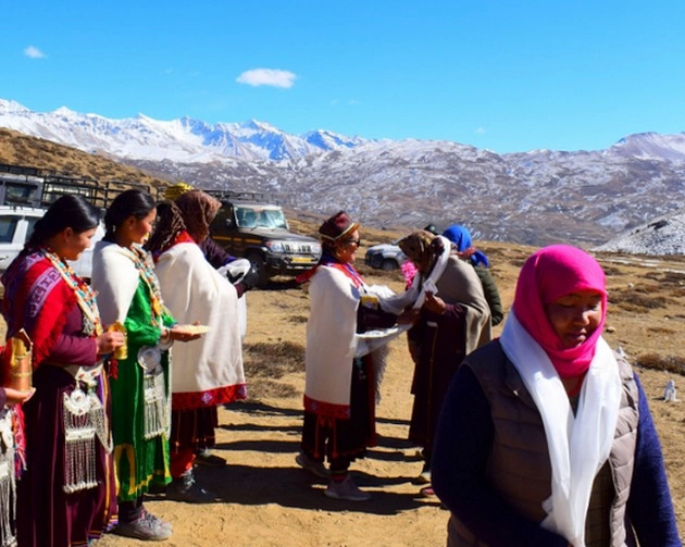 Himachal Elections : हिमाचल में करीब 66 फीसदी मतदान, लोगों ने हिमपात के बावजूद डाले वोट - 66 percent voting in Himachal Pradesh, people cast their vote despite snowfall