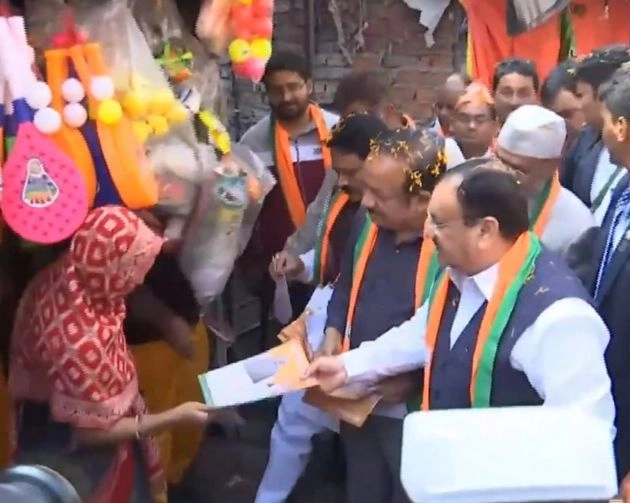 MCD चुनाव में भाजपा का आक्रामक प्रचार, पार्टी प्रमुख नड्डा ने घर-घर जाकर मांगे वोट - MCD election : BJP chief nadda ask for vote in vajipur