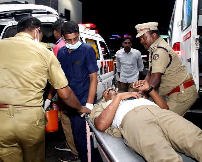 अदानी बंदरगाह परियोजना का विरोध: केरल के विझिंजम पुलिस थाने पर हमला, 3,000 के खिलाफ मामले दर्ज - Kerala's Vizhinjam police station attacked