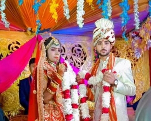 वरमाला के बाद दुल्हन की स्टेज से गिरकर मौत, पिता ने किया अंतिम संस्कार - bride dies on stage after wedding