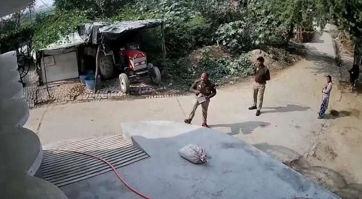 UP: दबंग गालीबाज दरोगा का वीडियो हुआ वायरल, बुजुर्ग महिला से की अभद्रता - video of Dabangg Ghalibaz Daroga went viral