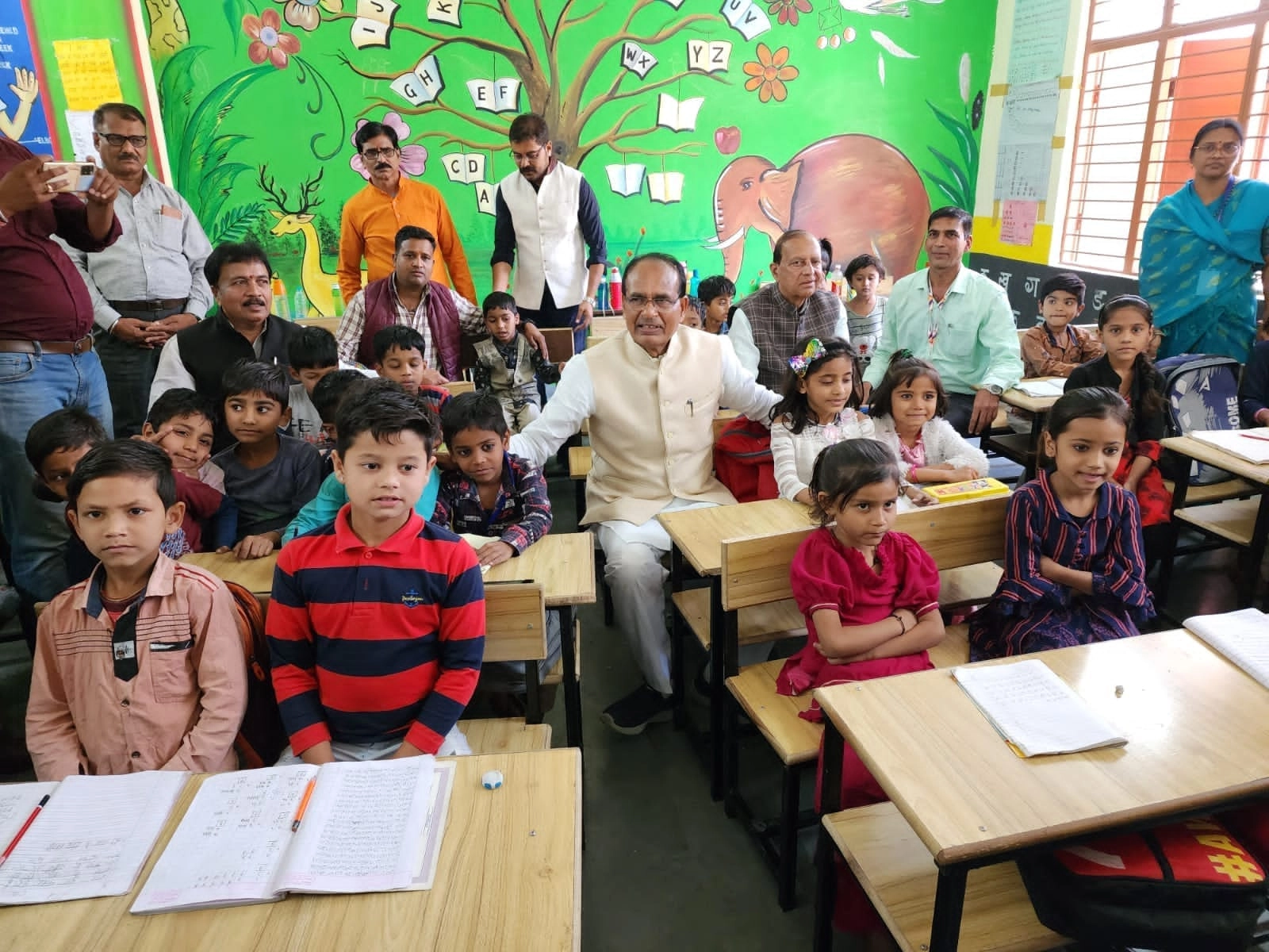 जब बच्चों ने CM शिवराज को बताया प्रधानमंत्री, अफसर ने कहा बाद में बनेंगे - When children called CM Shivraj prime minister