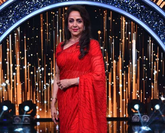 'इंडियन आइडल 13' में शिरकत करेंगी हेमा मालिनी, लता मंगेशकर को बताया मां सरस्वती के समान | hema malini and esha deol to grace the sets of indian idol 13 this weekend