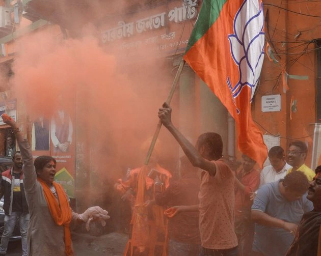 भाजपा ने पहली बार किसी राज्य में जीती 86 फीसदी सीटें, 2 सीटों पर अंतर 2 लाख के करीब - gujarat election results : BJP wins 86 percent seats in Modi home state