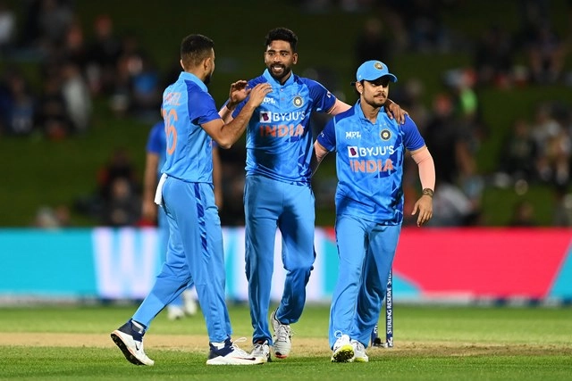 भारत के मोहम्मद सिराज बने दुनिया के नंबर-1 वनडे गेंदबाज़, वनडे रैंकिंग में टॉप- 5 गेंदबाज़ कौन - Mohammad Siraj topples the stalwarts of ODI cricket