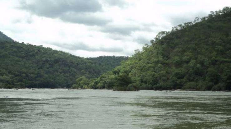 J&K: चेनाब नदी में कार गिरी, एक ही परिवार के 3 लोगों के डूबने की आशंका