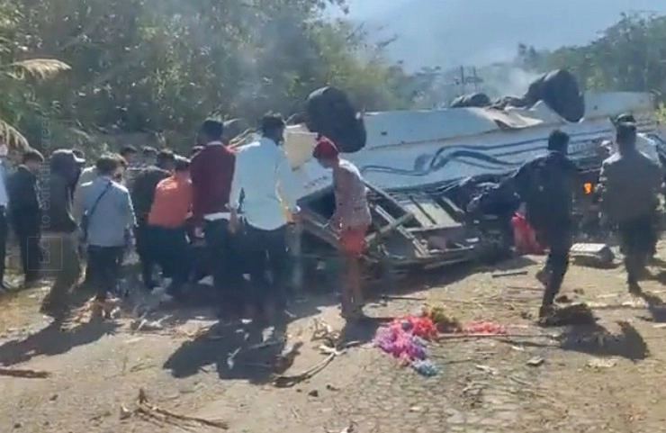 यूपी में बड़ा हादसाः बस एक्सप्रेस-वे से नीचे गिरी, 3 की मौत, 18 घायल - Big accident in UP Bus falls off expressway, 3 killed, 18 injured