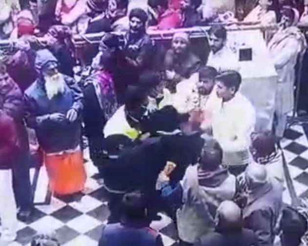 Vrindavan: बांकेबिहारी मंदिर परिसर बना जंग का मैदान, निजी सुरक्षाकर्मियों की दबंगई से लोग परेशान